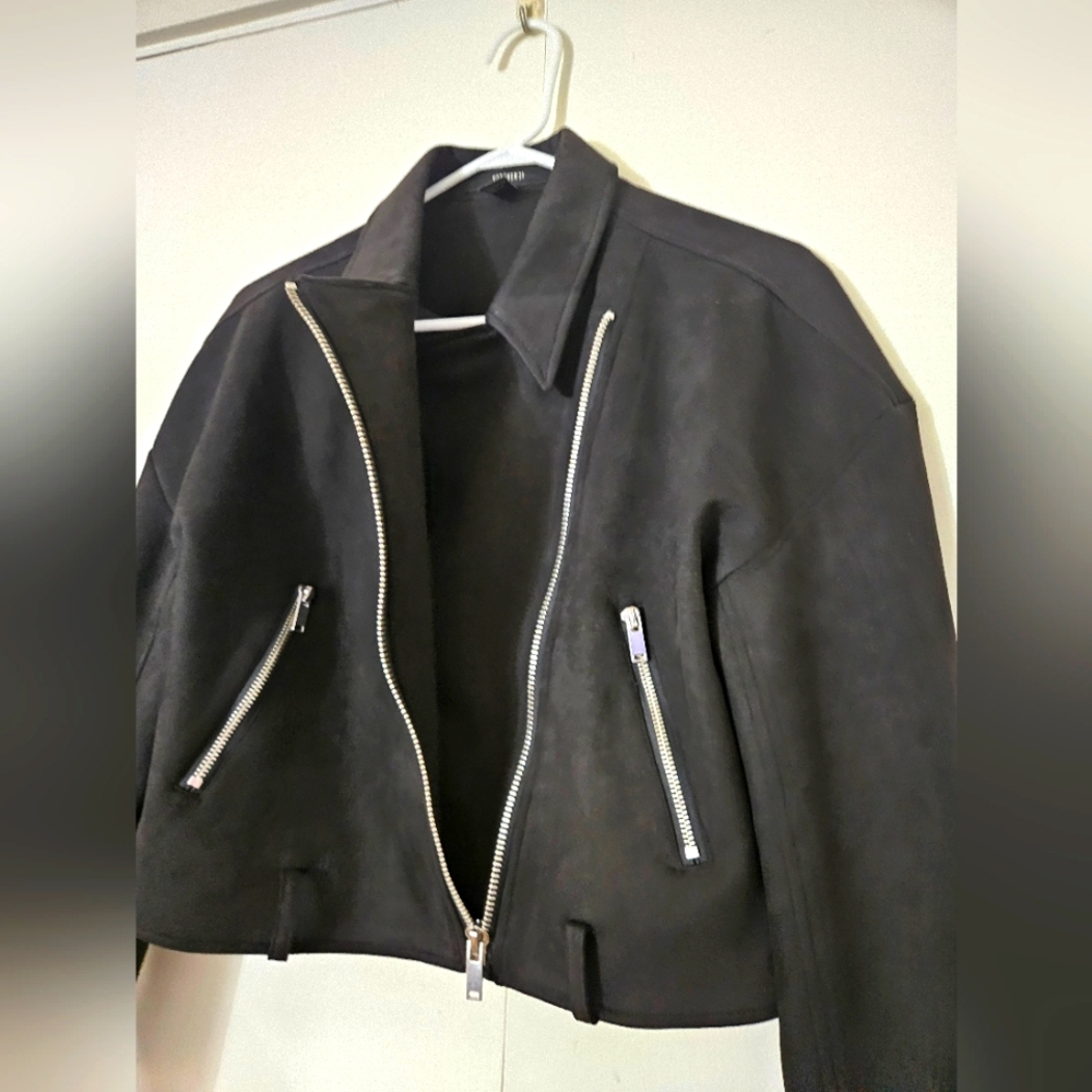 Trendy Black Cropped Moto Jacket with Silver Zippers